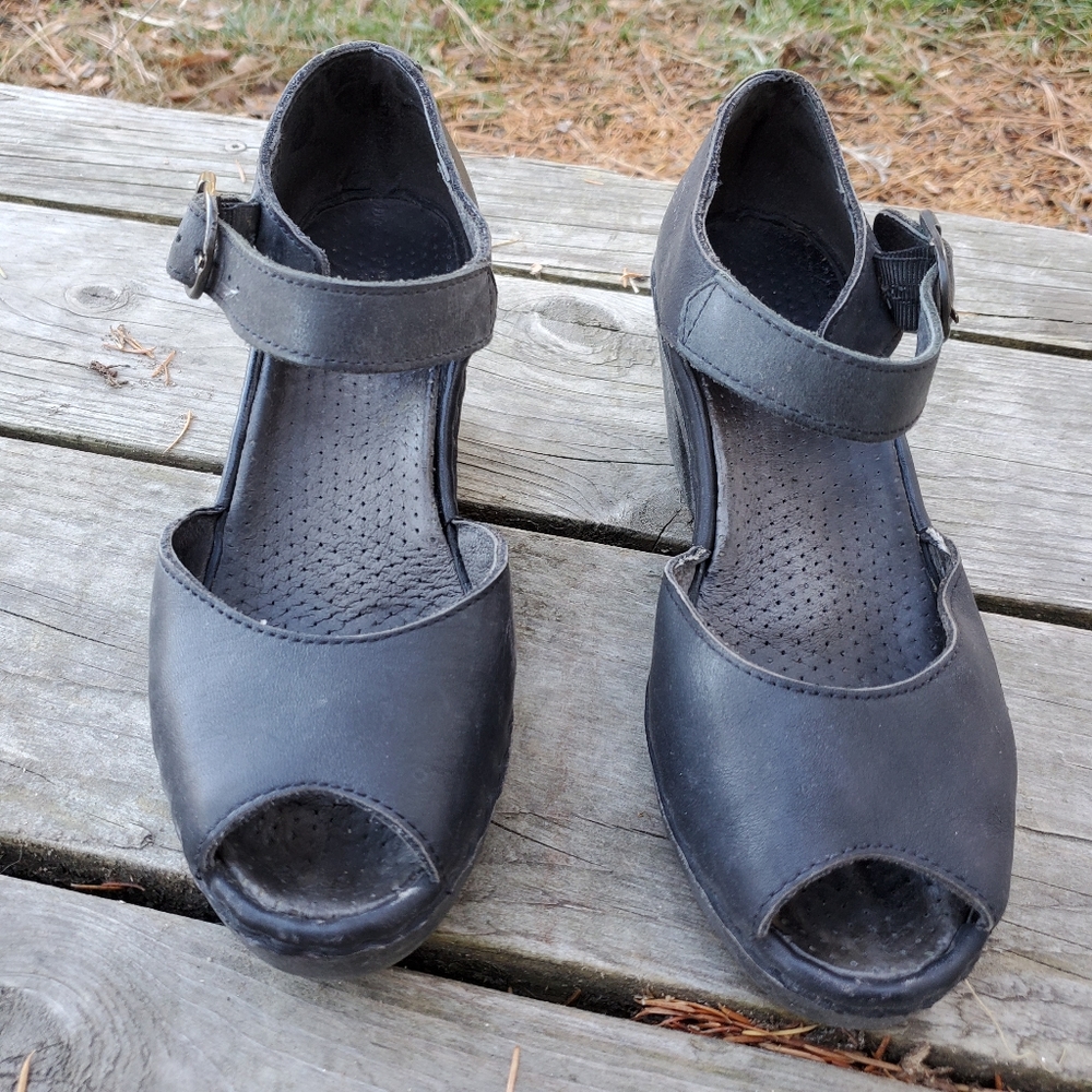 Adorable Zeeta ankle buckle leather sandal